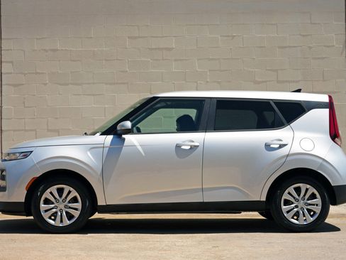 Used 2021 Kia Soul LX image 8