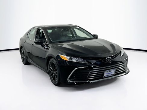 Used 2021 Toyota Camry XLE w/ Navigation Package FWD image 3