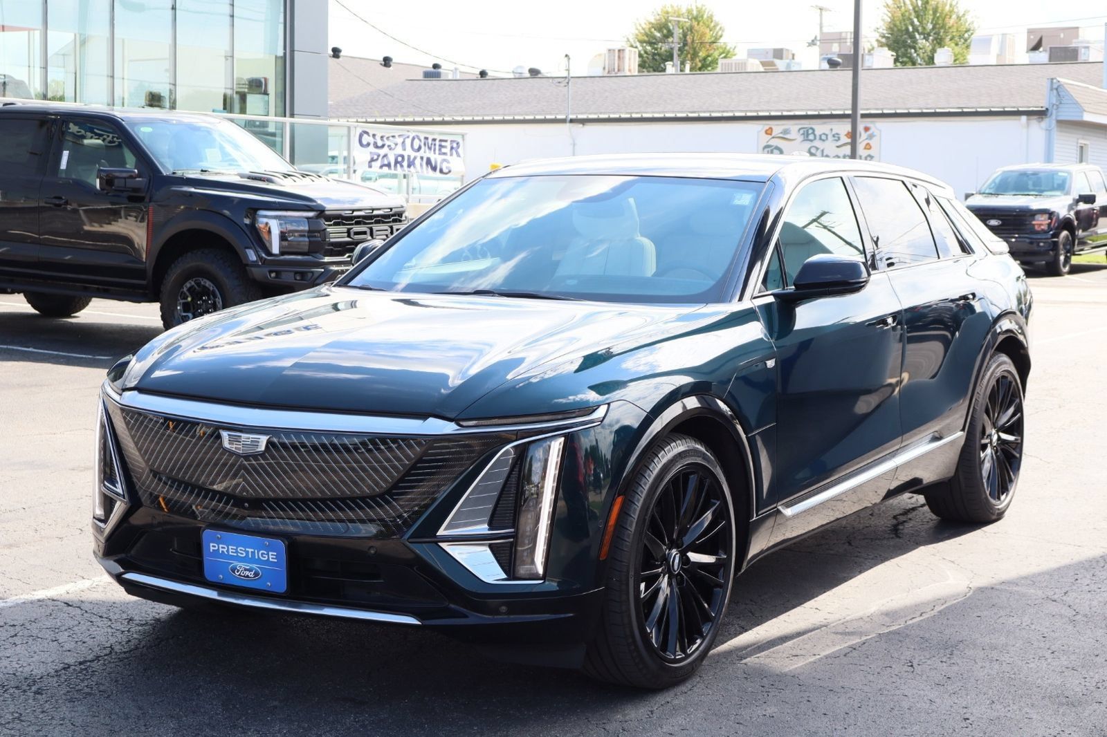 Used 2024 Cadillac Lyriq Luxury AWD/4WD image 3