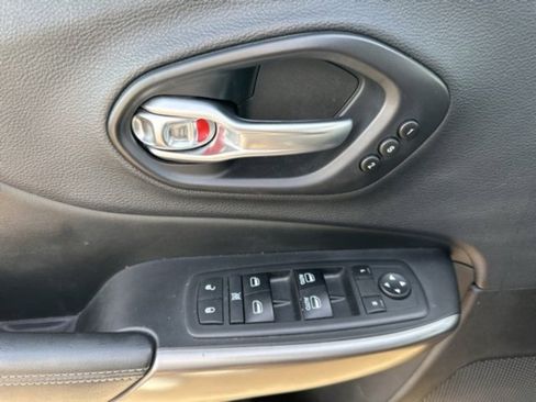 Used 2019 Jeep Cherokee Limited image 4