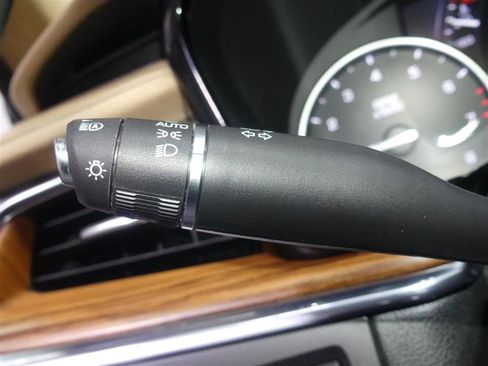 Used 2018 Cadillac XT5 Platinum w/ Driver Assist Package image 35