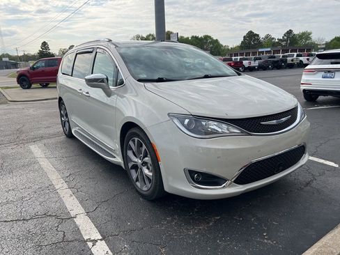 Used 2019 Chrysler Pacifica Limited image 1