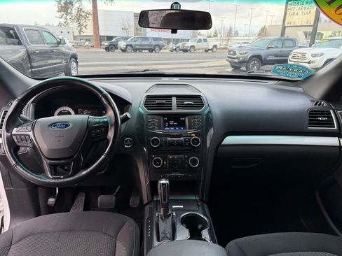 Used 2017 Ford Explorer XLT image 12
