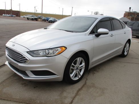 Used 2018 Ford Fusion SE w/ Fusion SE Technology Package image 3