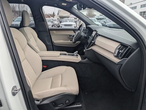 Used 2025 Volvo XC90 B6 Plus image 32