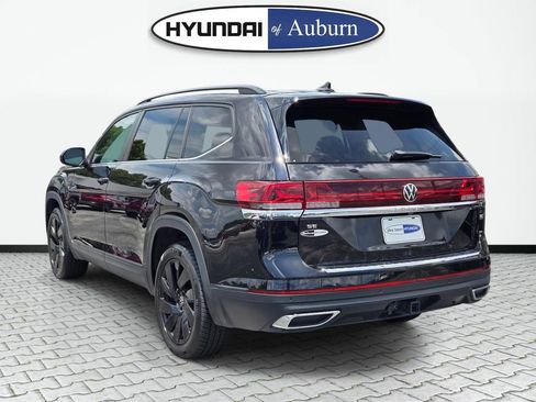 Used 2024 Volkswagen Atlas SE w/ Panoramic Sunroof Package FWD image 9