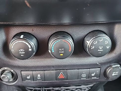 Used 2015 Jeep Wrangler Unlimited Rubicon w/ Max Tow Package AWD/4WD image 9