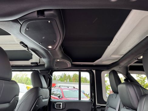Used 2024 Jeep Wrangler Unlimited Rubicon AWD/4WD image 27