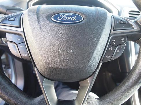 Used 2017 Ford Fusion SE w/ Fusion SE Technology Package FWD image 9