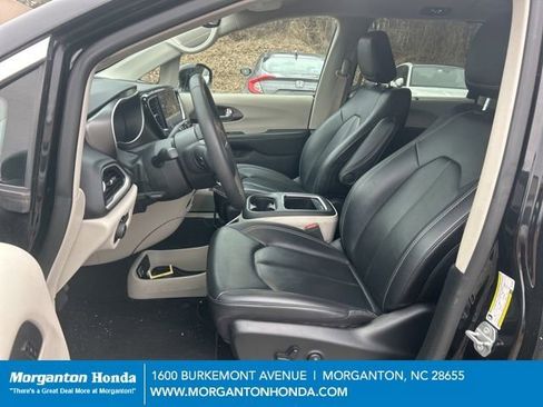 Used 2024 Chrysler Pacifica Touring-L image 15
