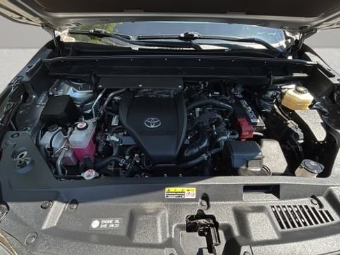 Used 2023 Toyota Highlander LE FWD image 32