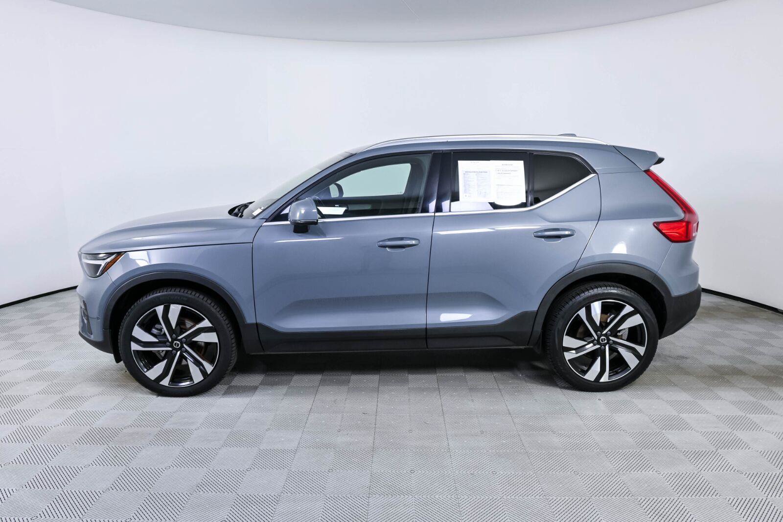 Used 2023 Volvo XC40 B5 Plus w/ Protection Package Premier AWD/4WD image 2