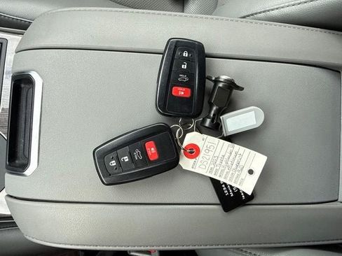 Used 2023 Toyota Highlander Platinum AWD/4WD image 44