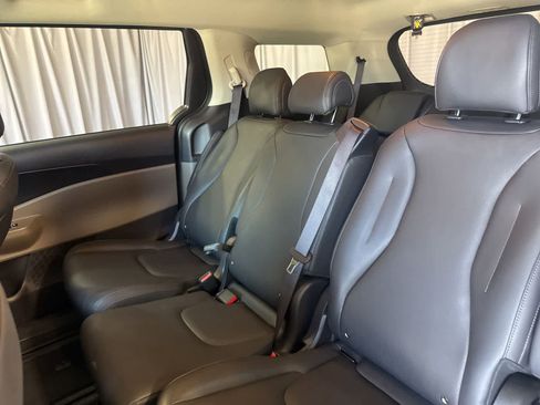 Used 2026 Kia Carnival LXS FWD image 17