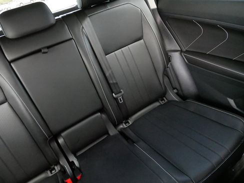 Used 2023 Volkswagen Tiguan SE w/ Panoramic Sunroof Package AWD/4WD image 15