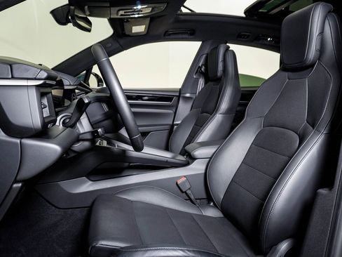 Certified 2025 Porsche Macan Electric image 5