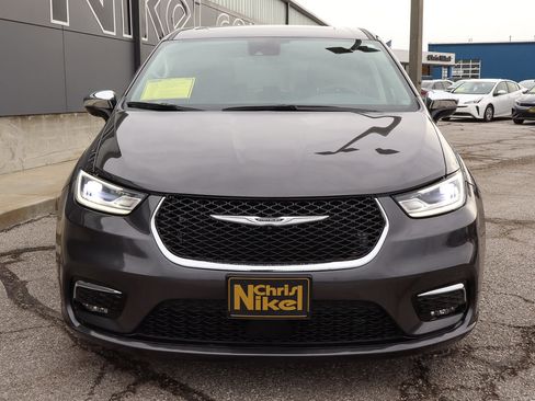 Used 2023 Chrysler Pacifica Limited image 2