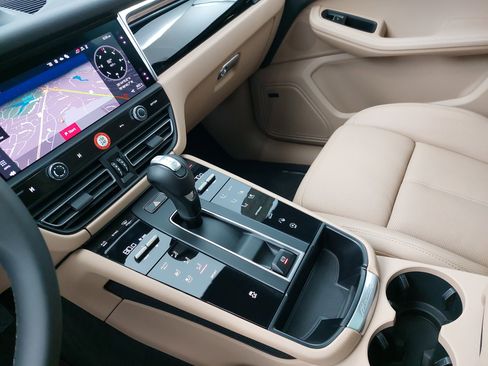 Certified 2026 Porsche Macan image 27