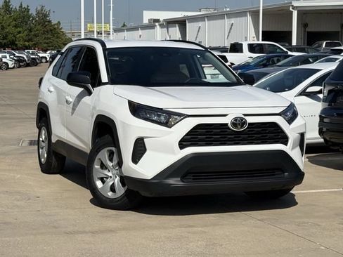 Used 2020 Toyota RAV4 LE FWD image 1