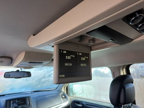 Used 2014 Chrysler Town & Country Touring image 12