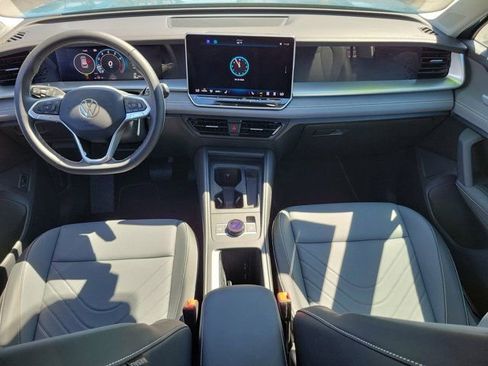 Certified 2025 Volkswagen Tiguan SE image 2