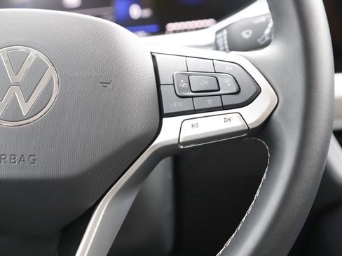 Used 2025 Volkswagen Taos SE w/ Black Wheel Package image 22