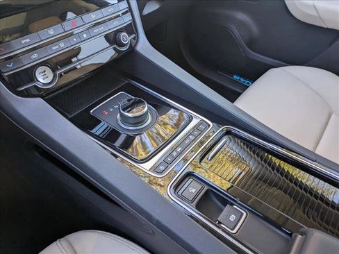 Used 2020 Jaguar F-PACE Premium image 12