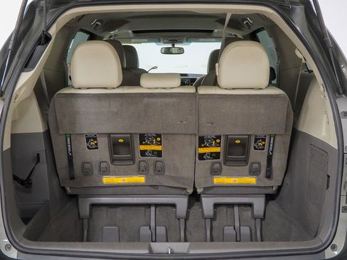 Used 2012 Toyota Sienna XLE image 10