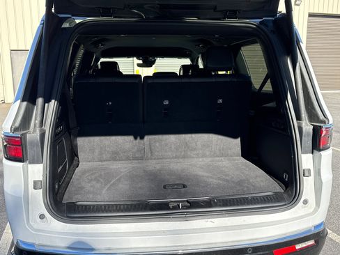 Used 2024 Jeep Wagoneer Series II w/ Flexible Seating Group image 16