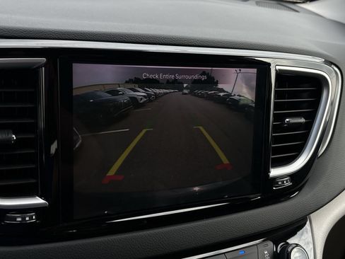 Used 2023 Chrysler Pacifica Touring-L FWD image 19