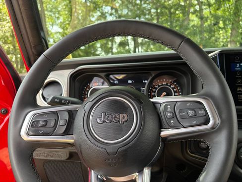 Used 2025 Jeep Wrangler Unlimited Sahara AWD/4WD image 25