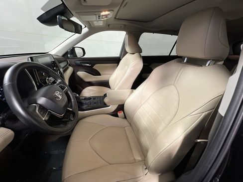 Used 2021 Toyota Highlander XLE image 13
