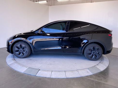 Used 2024 Tesla Model Y Long Range AWD/4WD image 2