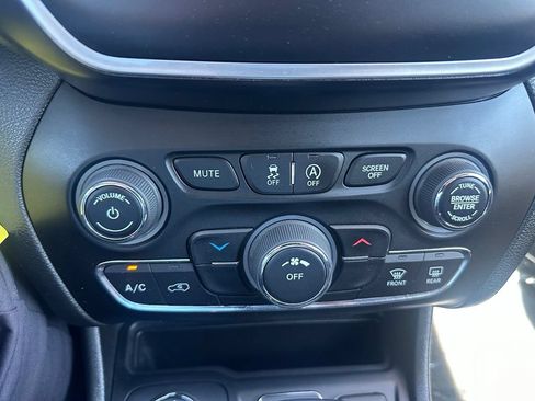 Used 2020 Jeep Cherokee Latitude AWD/4WD image 14