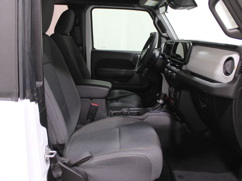 Used 2025 Jeep Wrangler Sport image 29