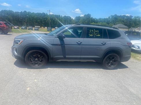 Used 2025 Volkswagen Atlas Peak Edition SE AWD/4WD image 2
