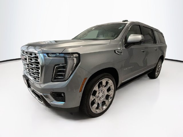 Used 2025 GMC Yukon XL Denali w/ Denali Reserve Package AWD/4WD image 3