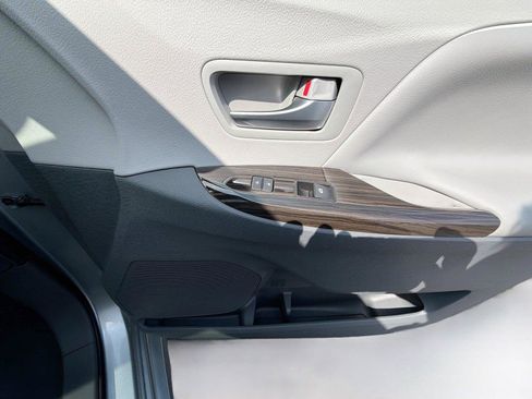 Used 2020 Toyota Sienna XLE AWD/4WD image 31