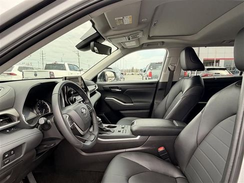 Used 2025 Toyota Highlander XLE image 3
