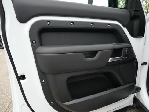 New 2026 Land Rover Defender 130 X-Dynamic SE AWD/4WD image 4