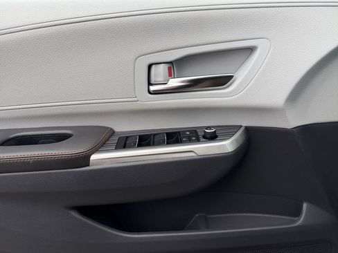 Used 2022 Toyota Sienna XSE image 18