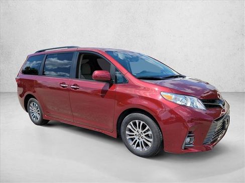 Used 2020 Toyota Sienna XLE w/ XLE Navigation Package FWD image 3