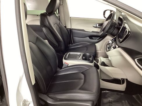 Used 2024 Chrysler Pacifica Touring-L FWD image 38
