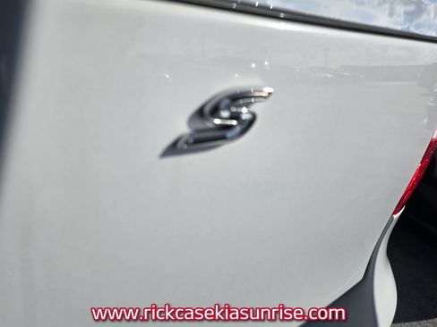Used 2014 Chrysler Town & Country S FWD image 7