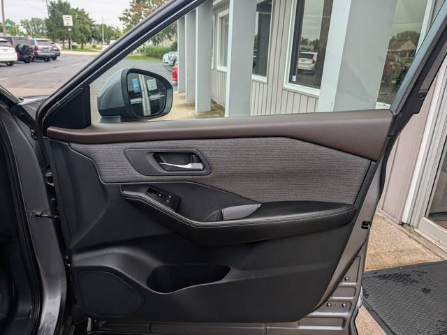Used 2021 Nissan Rogue SV AWD/4WD image 24