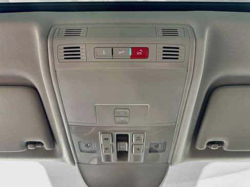 Used 2025 Volkswagen Taos SE w/ Panoramic Sunroof Package AWD/4WD image 30