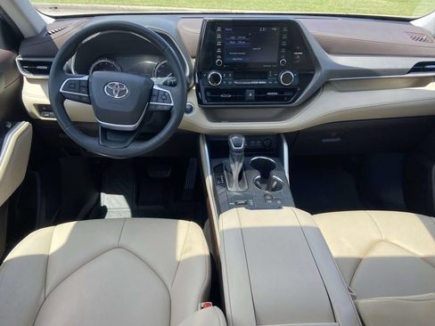 Used 2022 Toyota Highlander XLE FWD image 12