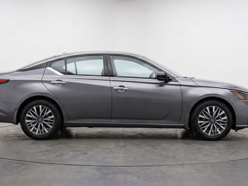 Used 2025 Nissan Altima 2.5 SV FWD image 11
