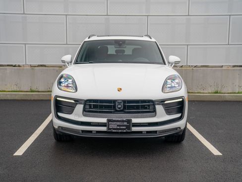 Certified 2025 Porsche Macan image 6