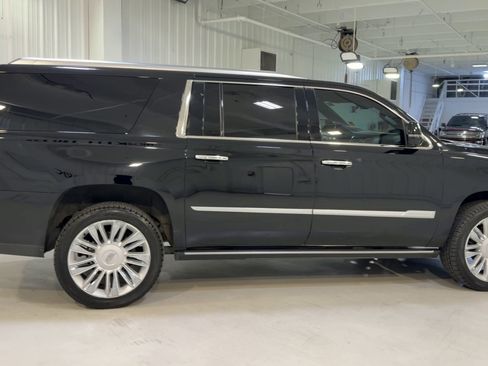 Used 2020 Cadillac Escalade ESV Platinum image 2